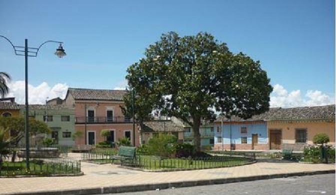 Parque Central de Caranqui, rodeado de Casas Antiguas Patrimoniales